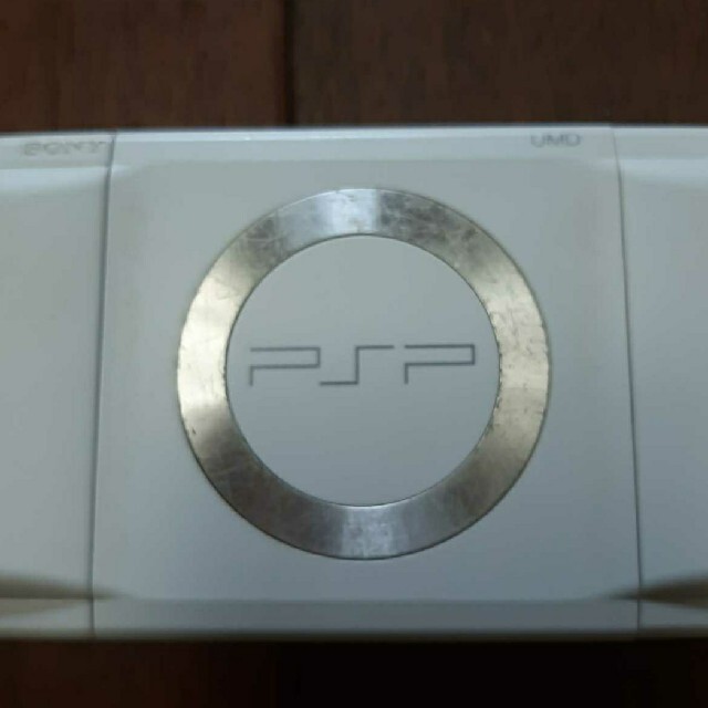 PlayStation Portable(プレイステーションポータブル)のPSP1000 ホワイト 動作品 エンタメ/ホビーのゲームソフト/ゲーム機本体(携帯用ゲーム機本体)の商品写真