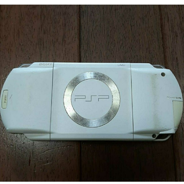 PlayStation Portable(プレイステーションポータブル)のPSP1000 ホワイト 動作品 エンタメ/ホビーのゲームソフト/ゲーム機本体(携帯用ゲーム機本体)の商品写真