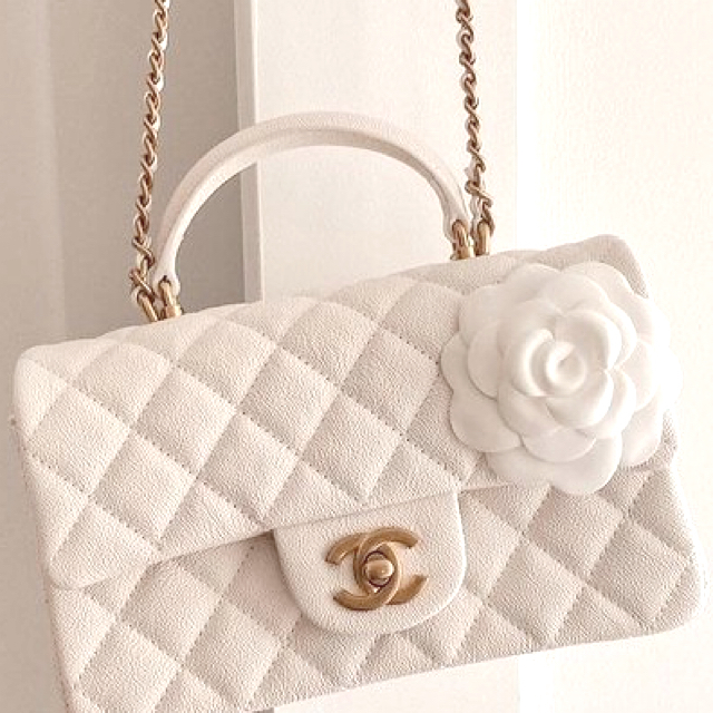 CHANEL(シャネル)の♥️シャネル♥️2021春夏新品未開封✨カタログ💖未使用おリボン🎀付き エンタメ/ホビーの雑誌(ファッション)の商品写真