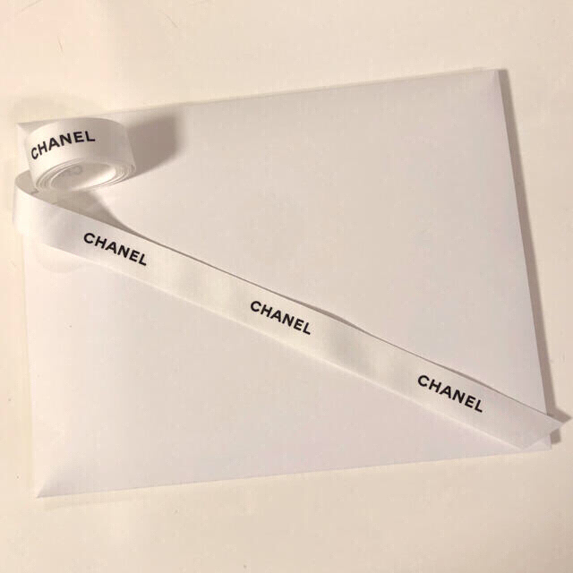 CHANEL(シャネル)の♥️シャネル♥️2021春夏新品未開封✨カタログ💖未使用おリボン🎀付き エンタメ/ホビーの雑誌(ファッション)の商品写真