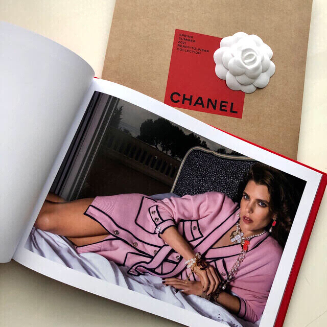 CHANEL(シャネル)の♥️シャネル♥️2021春夏新品未開封✨カタログ💖未使用おリボン🎀付き エンタメ/ホビーの雑誌(ファッション)の商品写真