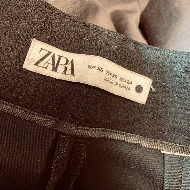 ZARA(ザラ)の2点セット‼️ザラ　フルレングスパンツ  ユニクロ　グリーンタートルネック レディースのパンツ(カジュアルパンツ)の商品写真