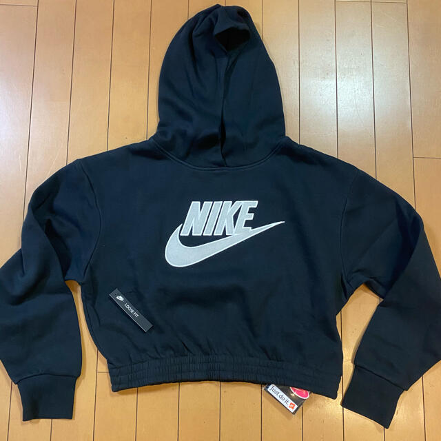 NIKE(ナイキ)の新品未使用タグパーツ付定価8800円NIKEナイキショート丈パーカーSヘソ出し レディースのトップス(パーカー)の商品写真