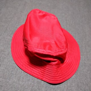 イタリア製　赤い帽子　ナイロン　ポケット付(ハット)
