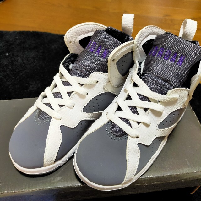 NIKE(ナイキ)のjordan 7 RETRO WHITE/VARSITY PURPLE キッズ/ベビー/マタニティのキッズ靴/シューズ(15cm~)(スニーカー)の商品写真