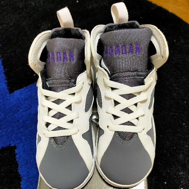 NIKE(ナイキ)のjordan 7 RETRO WHITE/VARSITY PURPLE キッズ/ベビー/マタニティのキッズ靴/シューズ(15cm~)(スニーカー)の商品写真