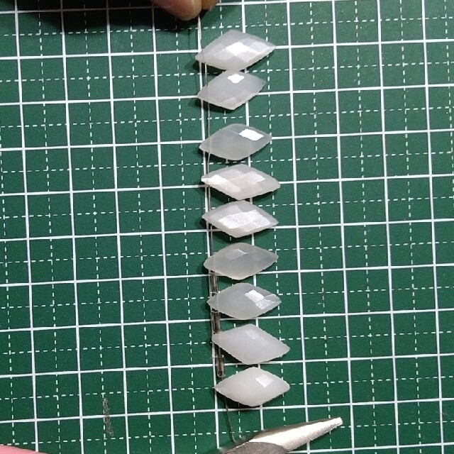 ホワイトムーンストーン ダイヤカット ハンドメイドの素材/材料(その他)の商品写真