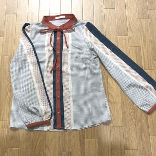 レディアゼル(REDYAZEL)の美品　レディアゼル　ブラウス(シャツ/ブラウス(長袖/七分))