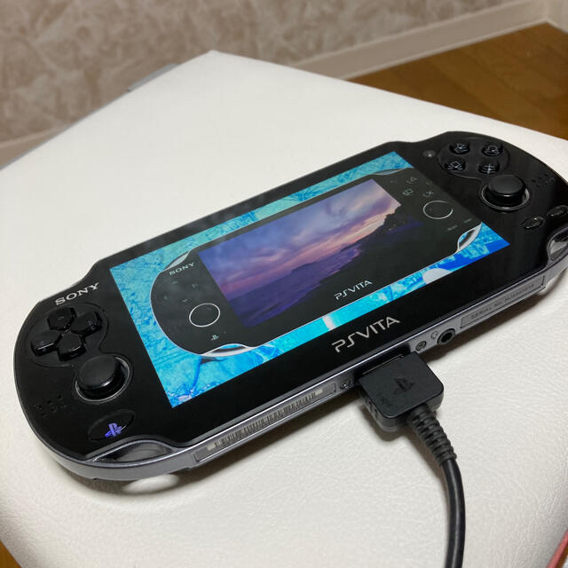 SONY(ソニー)のPlay station VITA 充電器付き エンタメ/ホビーのゲームソフト/ゲーム機本体(携帯用ゲーム機本体)の商品写真