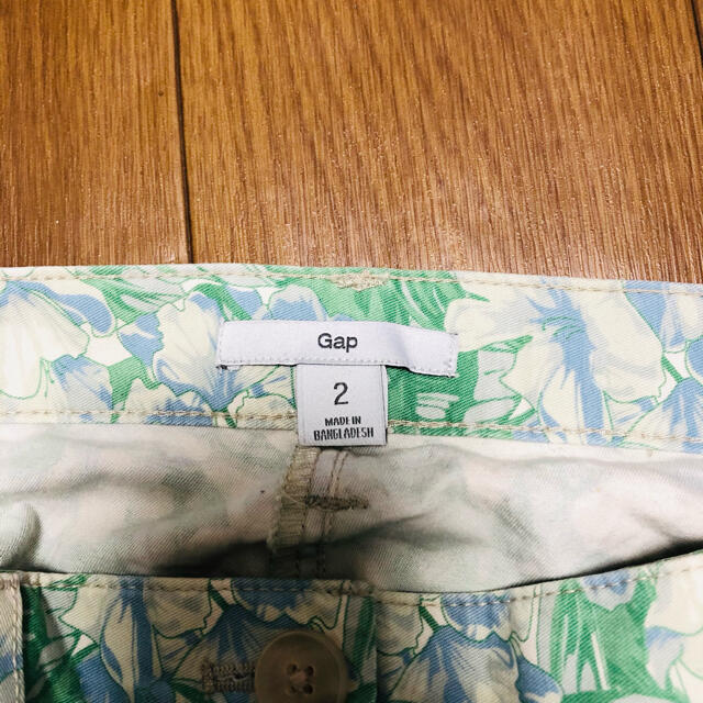 GAP(ギャップ)の美品　ギャップ  GAP 花柄　ショートパンツ レディースのパンツ(ショートパンツ)の商品写真