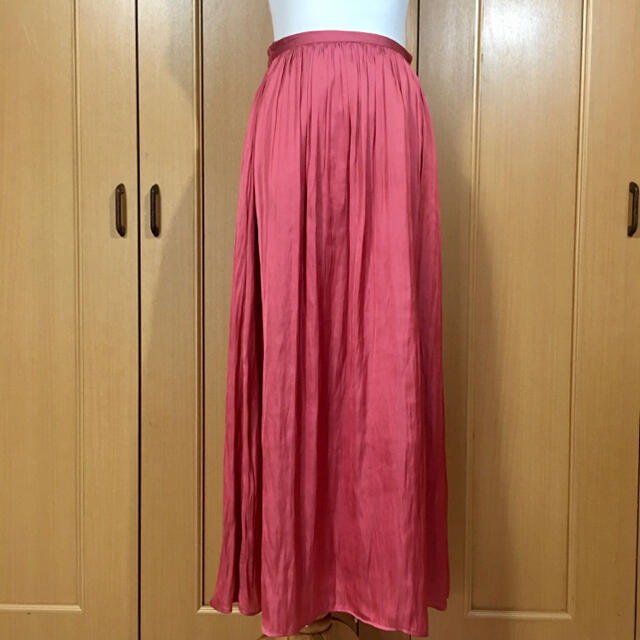 GU(ジーユー)の【美品】薄手光沢サテン 明るいバーガンディー エレガントなマキシスカート ゴム レディースのスカート(ロングスカート)の商品写真