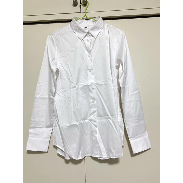 UNIQLO(ユニクロ)のユニクロ ワイシャツ 白 タグ付き未使用 レディースのトップス(シャツ/ブラウス(長袖/七分))の商品写真