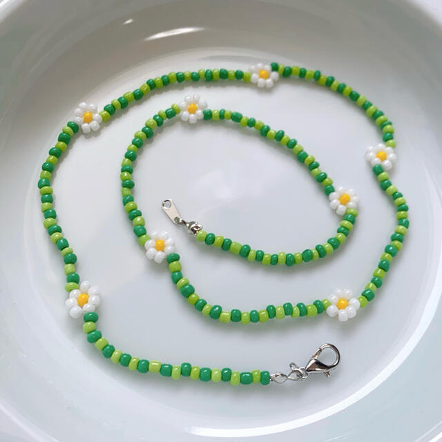 TOMORROWLAND(トゥモローランド)の01 handmade necklace “GREEN FLOWERS” ハンドメイドのアクセサリー(ネックレス)の商品写真