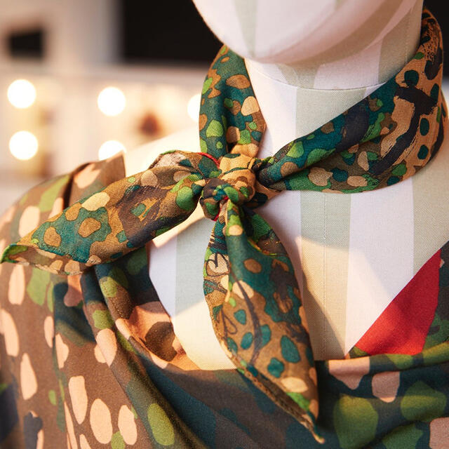 Vivienne Westwood(ヴィヴィアンウエストウッド)の非売品 ヴィヴィアンウエストウッド バンダナ スカーフ ハンカチ カモフラ柄 レディースのファッション小物(バンダナ/スカーフ)の商品写真