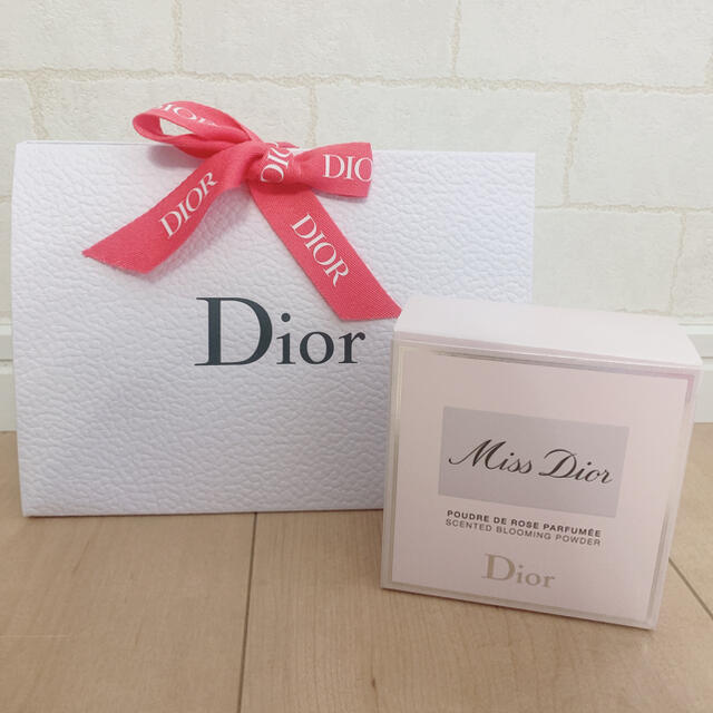 Dior(ディオール)のディオール　dior  ミスディオールブルーミングボディパウダー　新品　 コスメ/美容のボディケア(ボディパウダー)の商品写真