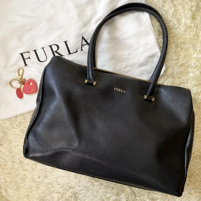 Furla(フルラ)のフルラ ロータス ハンドバッグ 肩掛け A4可 サフィアーノレザー チャーム 黒 エンタメ/ホビーの本(アート/エンタメ)の商品写真