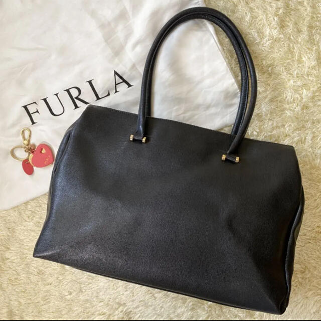 Furla(フルラ)のフルラ ロータス ハンドバッグ 肩掛け A4可 サフィアーノレザー チャーム 黒 エンタメ/ホビーの本(アート/エンタメ)の商品写真