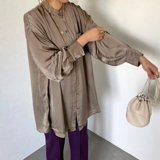 アメリヴィンテージ(Ameri VINTAGE)の【新品タグ付き】ヴィンテージサテンスタンドカラーシャツ【 グレージュ】(シャツ/ブラウス(長袖/七分))