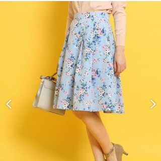 クチュールブローチ(Couture Brooch)の水色花柄スカート Couturebrooch(ひざ丈スカート)