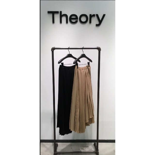theory(セオリー)の値下げ Theory 変形ヘム ロングプリーツスカート 黒 レディースのスカート(ロングスカート)の商品写真