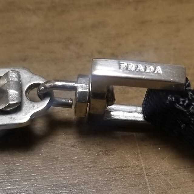 PRADA(プラダ)の★正規品中古鑑定済★プラダ★PRADAロゴプレート付き可愛い小物入れストラップ！ スマホ/家電/カメラのスマホアクセサリー(ネックストラップ)の商品写真