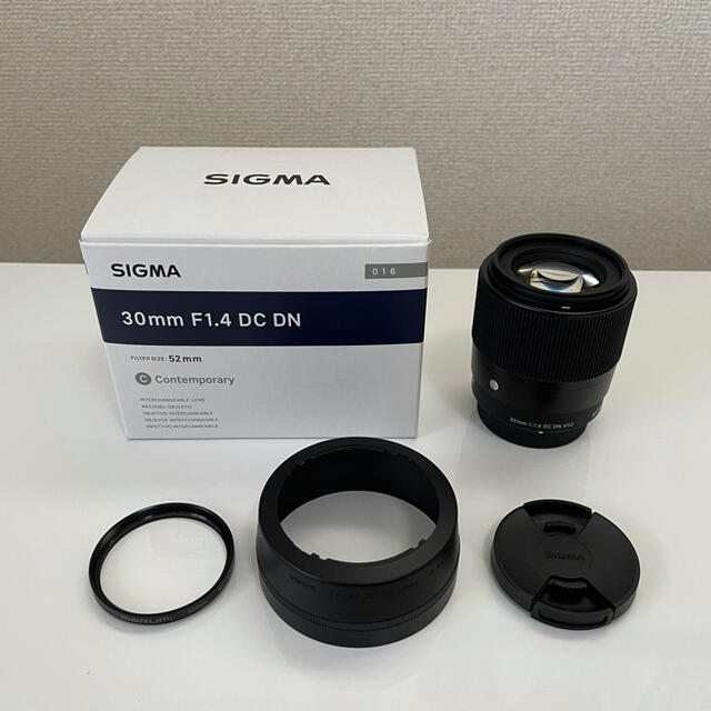 SIGMA(シグマ)のSIGMA Contemporary 30mm F1.4 DC DN おまけ付き スマホ/家電/カメラのカメラ(レンズ(単焦点))の商品写真