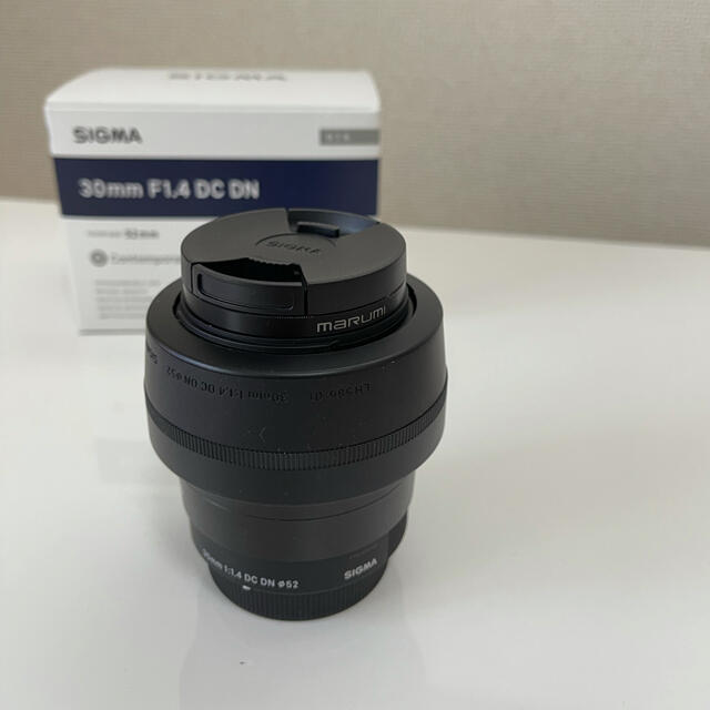 SIGMA(シグマ)のSIGMA Contemporary 30mm F1.4 DC DN おまけ付き スマホ/家電/カメラのカメラ(レンズ(単焦点))の商品写真