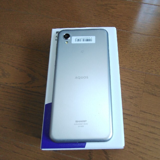 AQUOS(アクオス)のAQUOS sense2 lite SH-M08 ホワイトシルバー スマホ/家電/カメラのスマートフォン/携帯電話(スマートフォン本体)の商品写真