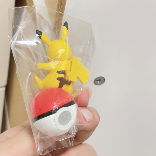 ポケモン(ポケモン)の𓊆 新品 とびだす！ピカチュウマグネット 玉乗りチュウ！ 𓊇  エンタメ/ホビーのフィギュア(ゲームキャラクター)の商品写真