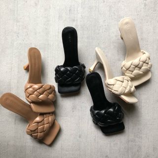 ザラ(ZARA)の限定値下げ【新品即納】23.5cm スクエアトゥ　編み込みサンダル ホワイト(サンダル)