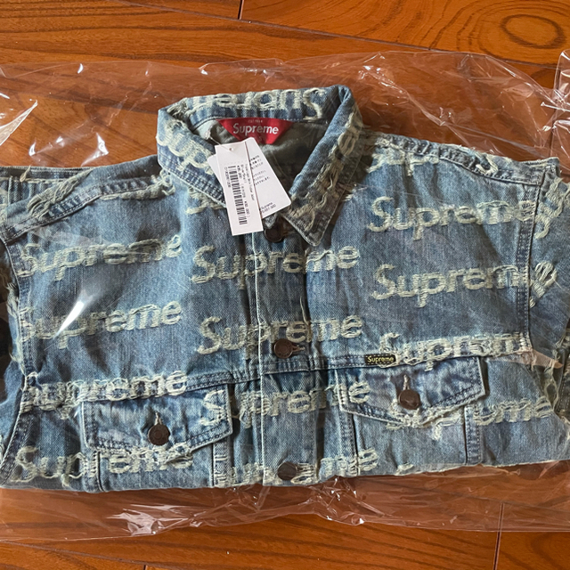 Supreme(シュプリーム)のSサイズ　Frayed Logos Denim Trucker Jacket メンズのジャケット/アウター(Gジャン/デニムジャケット)の商品写真