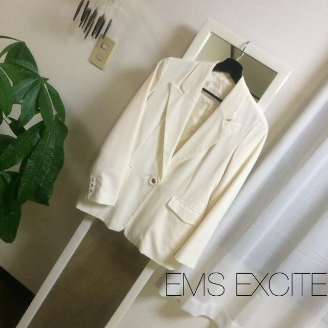 EMSEXCITE(エムズエキサイト)のホワイトテーラードジャケット レディースのジャケット/アウター(テーラードジャケット)の商品写真