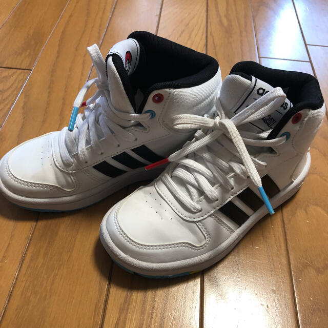 adidas(アディダス)のadidas×ポケモン　コラボスニーカー キッズ/ベビー/マタニティのキッズ靴/シューズ(15cm~)(スニーカー)の商品写真