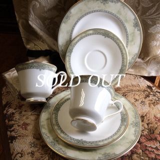 ロイヤルドルトン(Royal Doulton)の英国製　ROYALDOULTON 【ISABELLA】トリオ　ティーセット(食器)