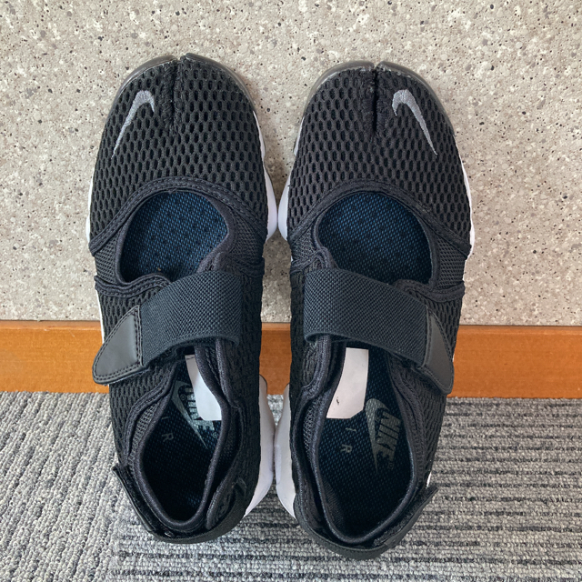 ゴールド ナイキ エアリフト スニーカー金黒 NIKE AIR RIFT22足袋