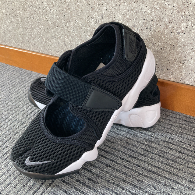 NIKEエアリフト23㎝ - スニーカー