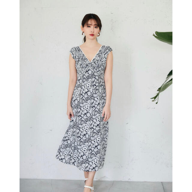 ロングワンピースHerlipto Lace Trimmed Floral Dress