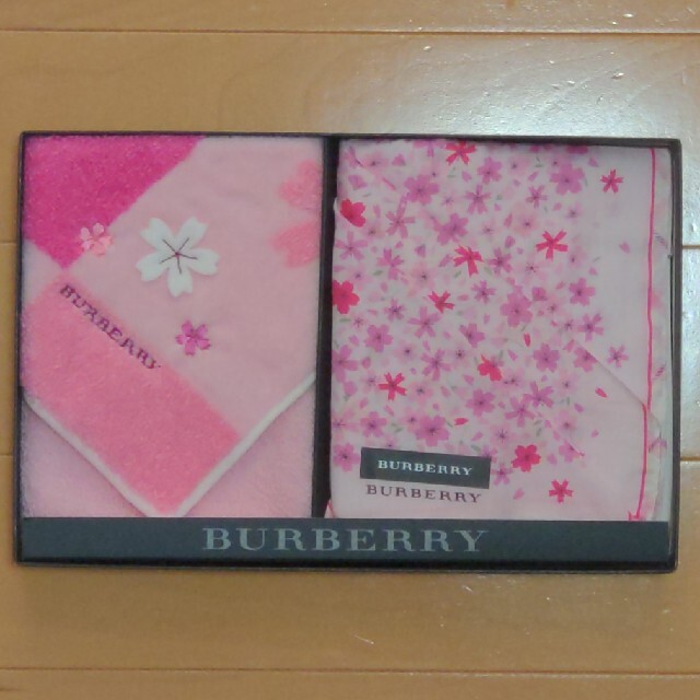 BURBERRY(バーバリー)のBURBERRYハンカチ２枚組桜 レディースのファッション小物(ハンカチ)の商品写真