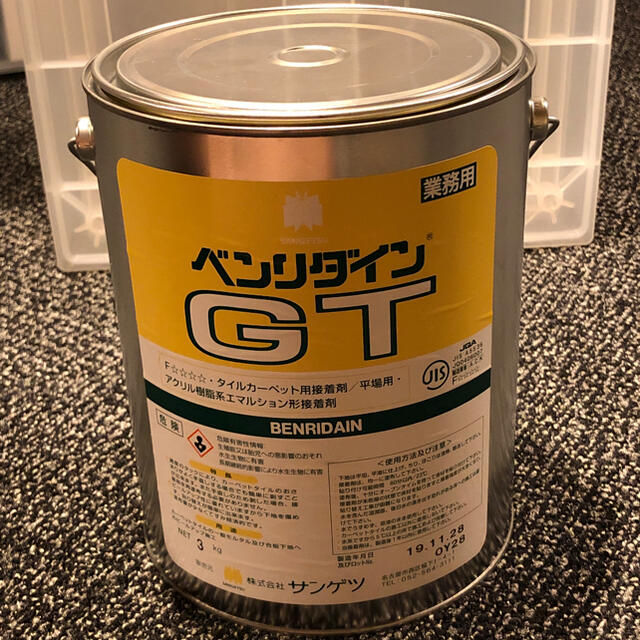 【新品】ベンリダインGT 3kg サンゲツ フロアタイル接着剤(滑り止め) インテリア/住まい/日用品のラグ/カーペット/マット(その他)の商品写真