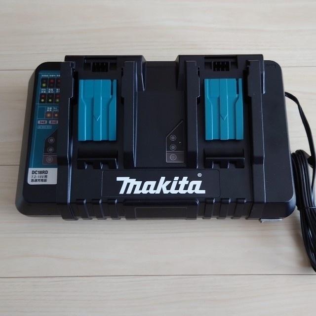 makita 急速充電器 DC18RD 純正品　＋18Vバッテリー2個