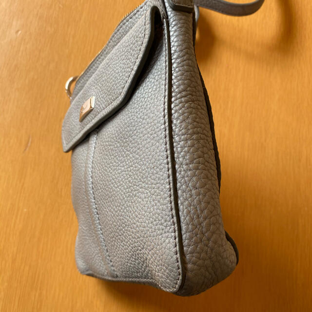 シルバーグレーショルダーバック レディースのバッグ(ショルダーバッグ)の商品写真