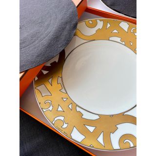 エルメス(Hermes)の(hitokage様専用)エルメス　ゴールド 大皿　32cm 2枚(食器)