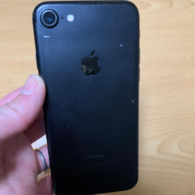 Apple(アップル)のiyuyu様専用iPhone7 画面割れ　操作可能 スマホ/家電/カメラのスマートフォン/携帯電話(スマートフォン本体)の商品写真