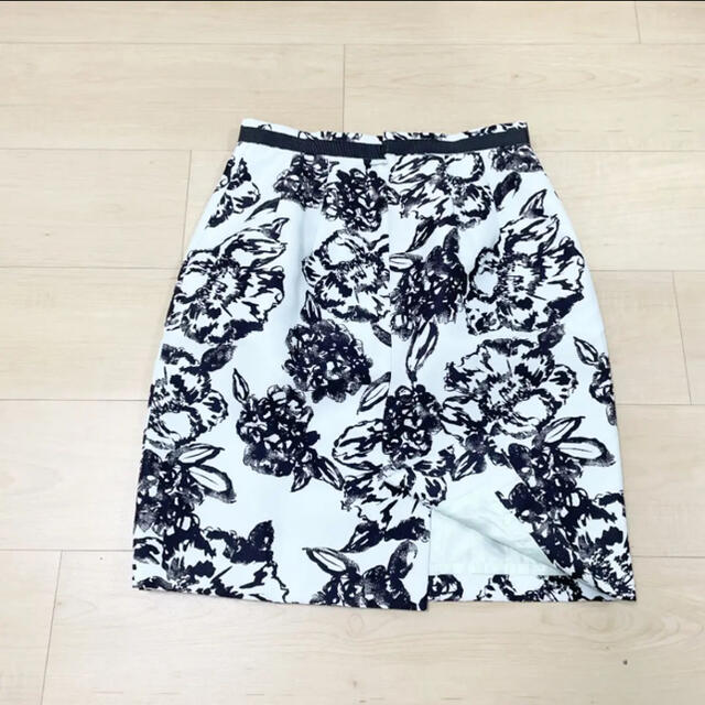 JUSGLITTY(ジャスグリッティー)の台形 / 花柄スカート レディースのスカート(ひざ丈スカート)の商品写真
