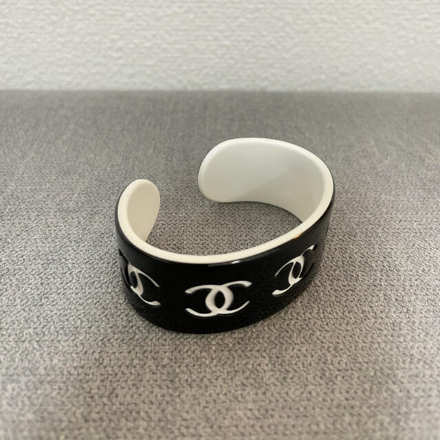 CHANEL(シャネル)のCHANEL シャネル ココマーク プラスチック バングル ブレスレット レディースのアクセサリー(ブレスレット/バングル)の商品写真