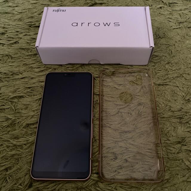 arrows(アローズ)のarrows RX ゴールド スマホ/家電/カメラのスマートフォン/携帯電話(スマートフォン本体)の商品写真