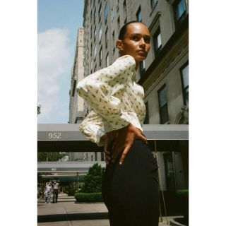 ザラ(ZARA)のZARA ショルダーパッド 花柄 ブラウス(シャツ/ブラウス(長袖/七分))