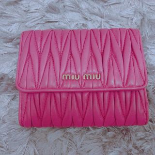 ミュウミュウ(miumiu)のmiumiu  マトラッセ　ミニ財布(財布)