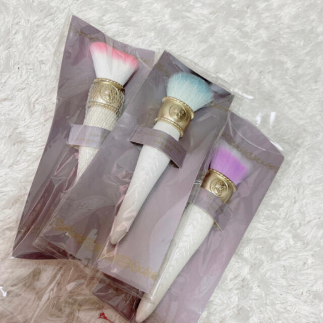 Les Merveilleuses LADUREE(レメルヴェイユーズラデュレ)の9日まで限定!【新品未使用!!】ラデュレ ブラシセット 3本!! コスメ/美容のメイク道具/ケアグッズ(ブラシ・チップ)の商品写真