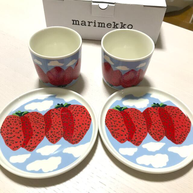 marimekko(マリメッコ)の【新品・未使用】マリメッコ　マンシッカヴォレット　ラテマグ　プレート　ペア インテリア/住まい/日用品のキッチン/食器(食器)の商品写真